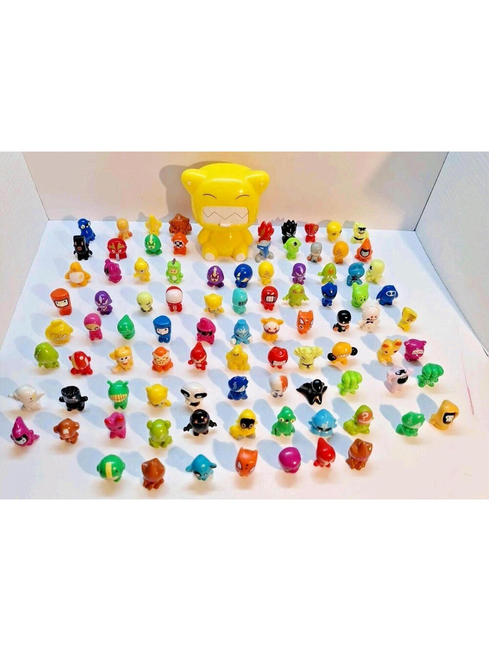 Lot of 91 Molly Yellow Carry Case Gogos Crazy Bones Gogo's Figures Kids Toys